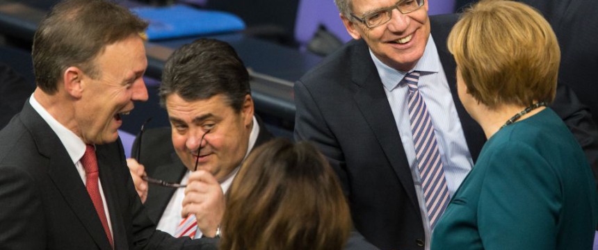 Bundeskanzlerin Angela Merkel begrüßt Thomas de Maiziere (CDU) sowie die SPD-Politiker Sigmar Gabriel und Thomas Oppermann: Einblicke in einen Abgrund an Heuchelei und Doppelmoral Foto: picture alliance / dpa
