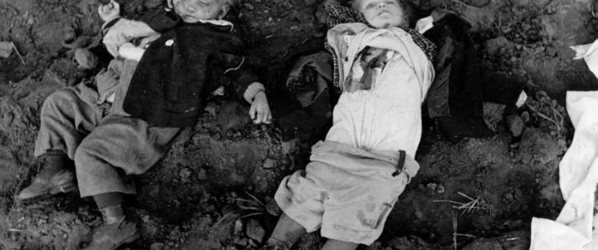 Aufnahme einer Propagandakompanie: Zwei bei dem Massaker erschossene Kinder Foto: picture alliance/ZB
