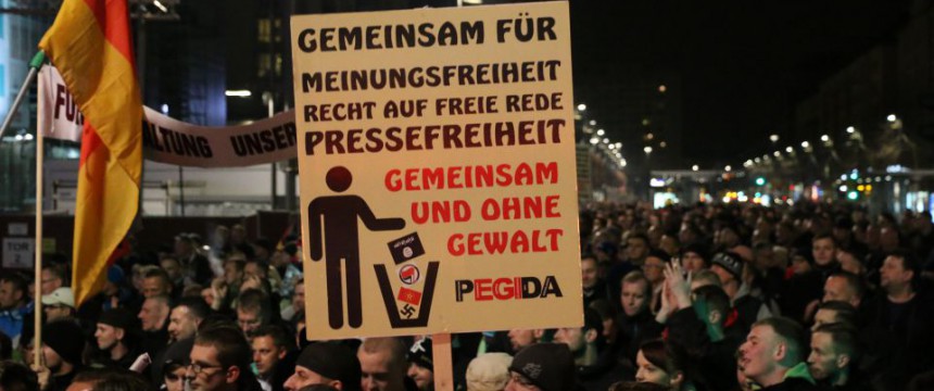 Plakat auf Pegida-Demonstration: CDU und AfD kritisieren Linksextremisten Foto: JF