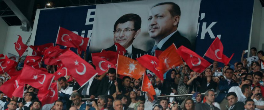 AKP-Anhänger in Ankara: Türkei zeigt sich besorgt Foto:  picture alliance/abaca