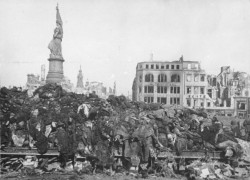 Bombenopfer in Dresden: Tieffliegerangriffe wären dokumentiert gewesen Foto: Wikimedia / Bundesarchiv
