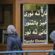 Straßenszene in Berlin-Neukölln: Kiosk angegriffen Foto: dpa