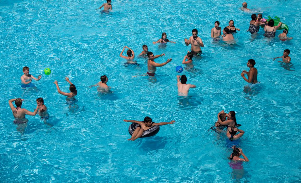 Нудисты в бассейне фото