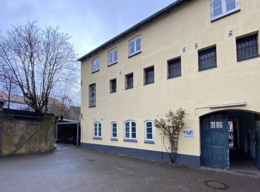 In diesem Hinterhof wurden Dönitz und andere Gefangene der Weltöffentlichkeit präsentiert.