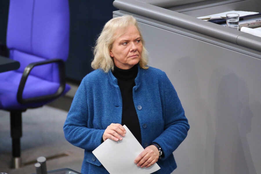 „Ulrike Schielke-Ziesing, AfD-Bundestagsabgeordnete, steht im Plenarsaal mit einem Blatt Papier in der Hand. Im Hintergrund ein leerer, lila gepolsterter Abgeordnetenstuhl. Ulrike Schielke-Ziesing schreitet an das Rednerpult des Deutschen Bundestages. Foto: IMAGO / dts Nachrichtenagentur
