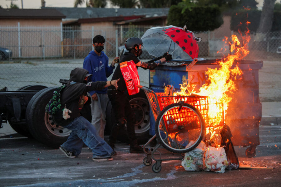 Linke Medien sprechen trotz brutaler Attacken von Migranten und übergriffen gegen Polizisten von „großteils friedlichen“ Protesten. Die Mehrheit der Amerikaner steht indes hinter dem Präsidenten Trump. Foto: picture alliance / REUTERS | DANIEL COLE