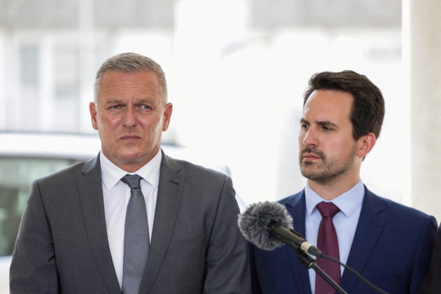 Kämpfte mit den Tränen: Der Ministerpräsident der Steiermark, Mario Kunask (l., FPÖ) bei einer Pressekonferenz am Tatort. Neben ihm Bildungsminister Christoph Wiederkehr (Neos). Foto: picture alliance / REUTERS | Leonhard Foeger