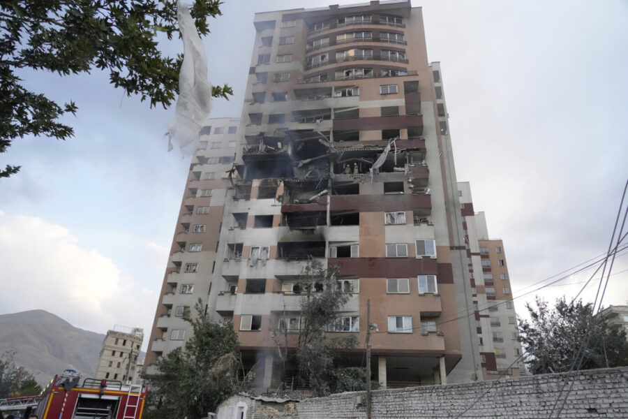 Das beschädigte Apartmenthaus in Teheran.