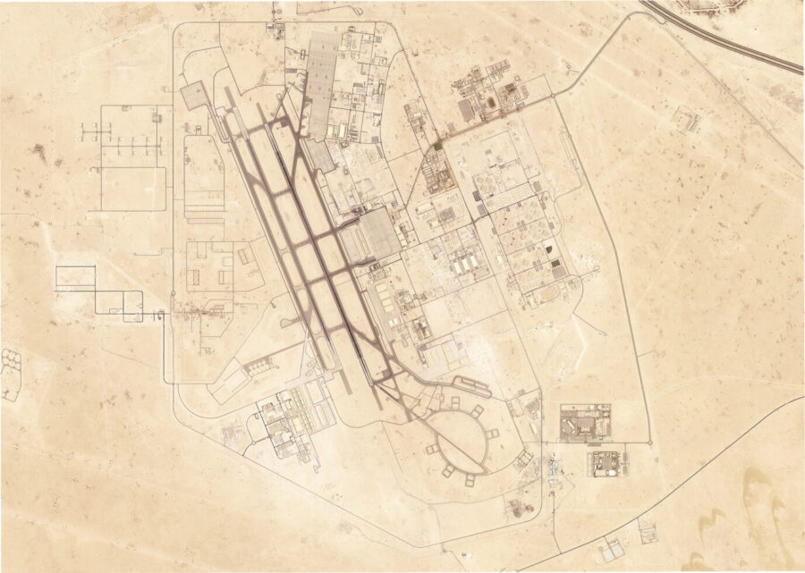 Die US-Luftwaffenbasis Al Udeid in Katar aus dem All gesehen: Startbahnen, Hangars und Kommandostrukturen in der Wüste. Foto: picture alliance / ASSOCIATED PRESS | Planet Labs PBC