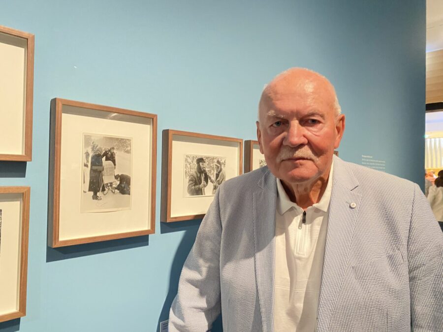 Hans-Joachim Krebs neben dem Foto der Flucht seiner Familie aus Lübchen im Winter 1945: Die Vertreibung betraf auch ihn und seine Familie. (Themenbild)