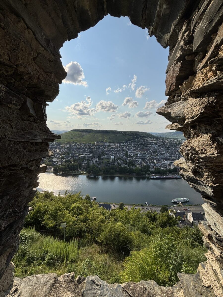 Burg Landshut: Die Burgruine bietet eine derschönsten Aussichten über Bernkastel-Kues. Foto: JF / Benedikt Rueß