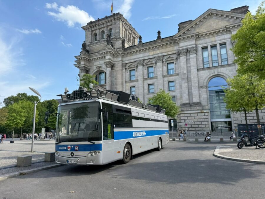 Der Bus der linken Organisation „Zentrum für Politische Schönheit“ störte das Interview mit Lautsprechern. Foto: Privat