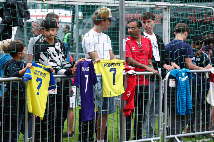 Der Hype um Ronaldo ist in Österreich enorm. Beim ersten Test des Saudi-Klubs in Saalfelden blieb der Superstar aber auf der Bank. Foto: IMAGO / GEPA pictures