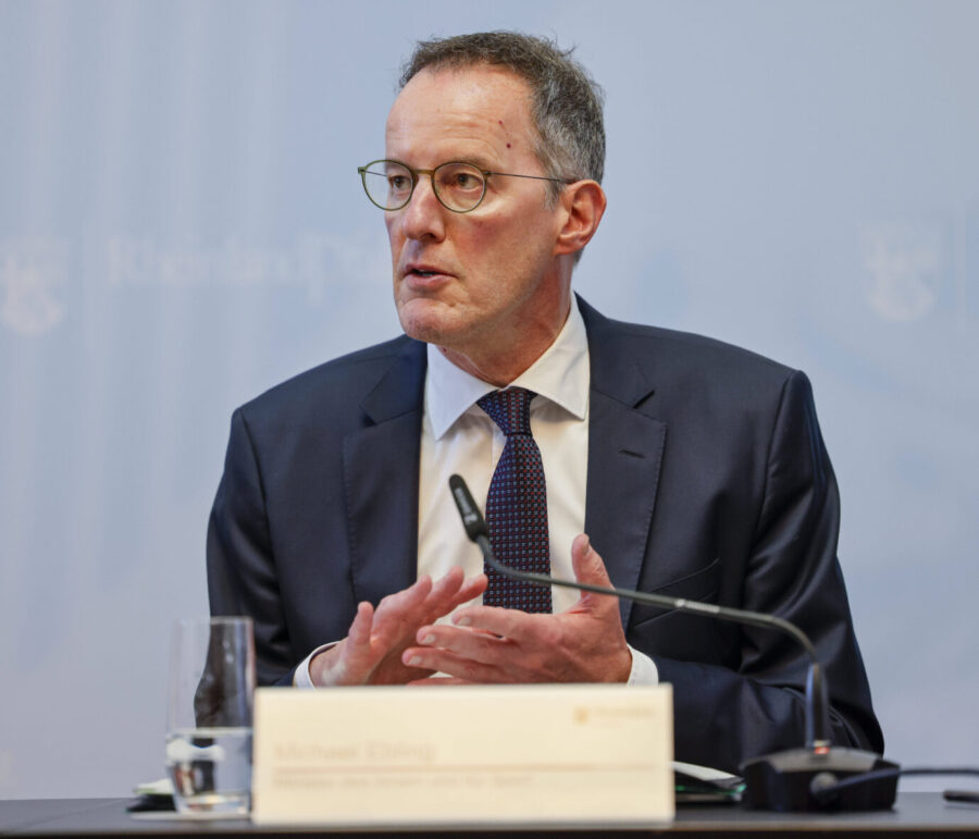 Rheinland-Pfalzs Innenminister Michael Ebling (SPD) rudert zurück. Foto: IMAGO / Sämmer