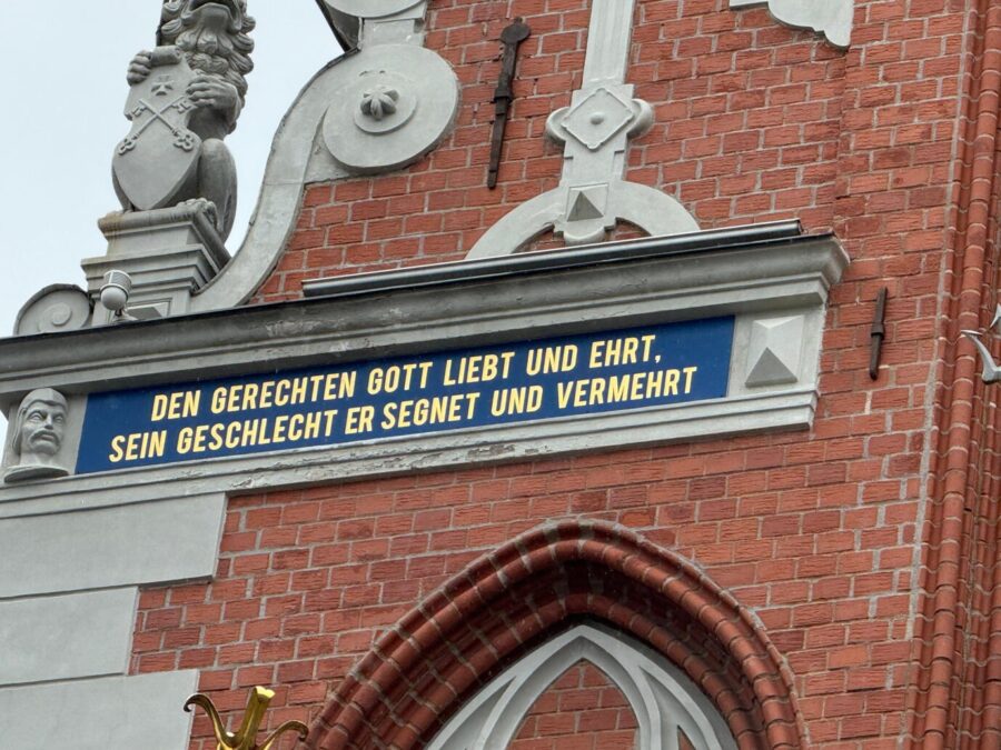 Inschrift am Schwarzhäupterhaus in Riga