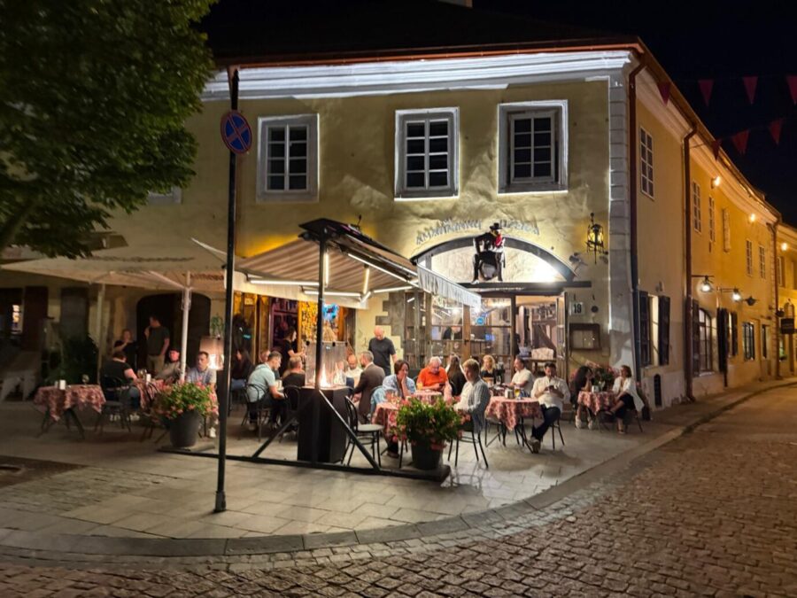 Sommerabend in einem Straßenlokal in Vilnius