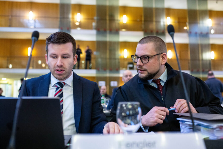 Die AfD-Anwälte Michael Fengler (links) und Christian Conrad (rechts) sitzen im Oberverwaltungsgericht Münster während des Berufungsverfahrens zur Einstufung der AfD durch den Verfassungsschutz. Rechtsanwalt Christian Conrad (r.) von der Kanzlei Höcker, hier bei einem früheren Verfahren in Münster: Er vertritt auch Joachim Paul mit den aktuellen Verfassungsbeschwerden. Foto: picture alliance/dpa | Guido Kirchner