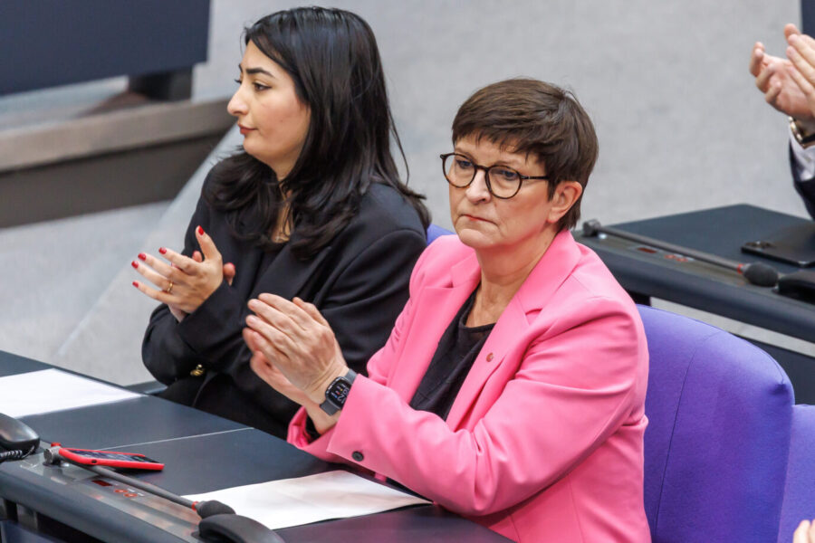 Saskia Esken und Reem Alabali-Radovan sitzen am 13. März 2025 in der Plenarsitzung des Deutschen Bundestags in Berlin und applaudieren während der Debatte zur Änderung des Grundgesetzes. Saskia Esken und Reem Alabali-Radovan im Bundestag: Beide SPD-Politikerinnen sind auch bei der Verleihung des Menschenrechtspreises der Friedrich-Ebert-Stiftung angekündigt. Foto: picture alliance / Andreas Gora | Andreas Gora