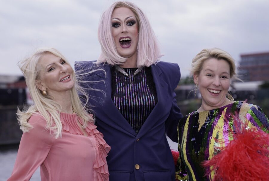 Berlins damalige Regierende Bürgermeisterin Franziska Giffey (SPD, rechts) im Wahlkampf 2021 mit Dragqueen „Jurassica Parka“ und dem Trashstar Desirée Nick.