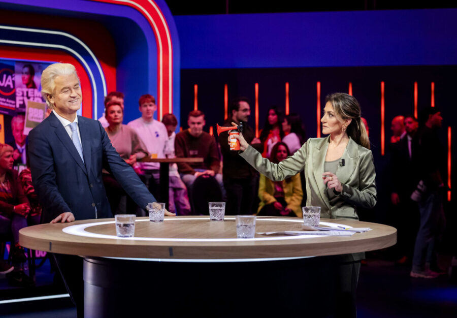 Geert Wilders (PVV) und Dilan Yesilgoz (VVD) in einer Pause der Sendung „Het Debat van Nederland“ auf SBS6: Spitzenkandidaten der Parteien diskutieren vor der Parlamentswahl. Foto: picture alliance / ANP | Sem van der Wal
