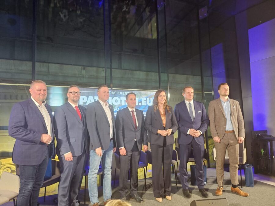 Die hochkarätig besetzte Diskussionsrunde des Abdends von links nach rechts: Roman Haider (FPÖ), Sebastian Münzenmeier (AfD), Michael Schnedlitz (FPÖ), Csabar Dömötör (Fidesz), Petra Steger (FPÖ), Krystian Kamiński (Konfederacja) und Björn Harms (Nius)