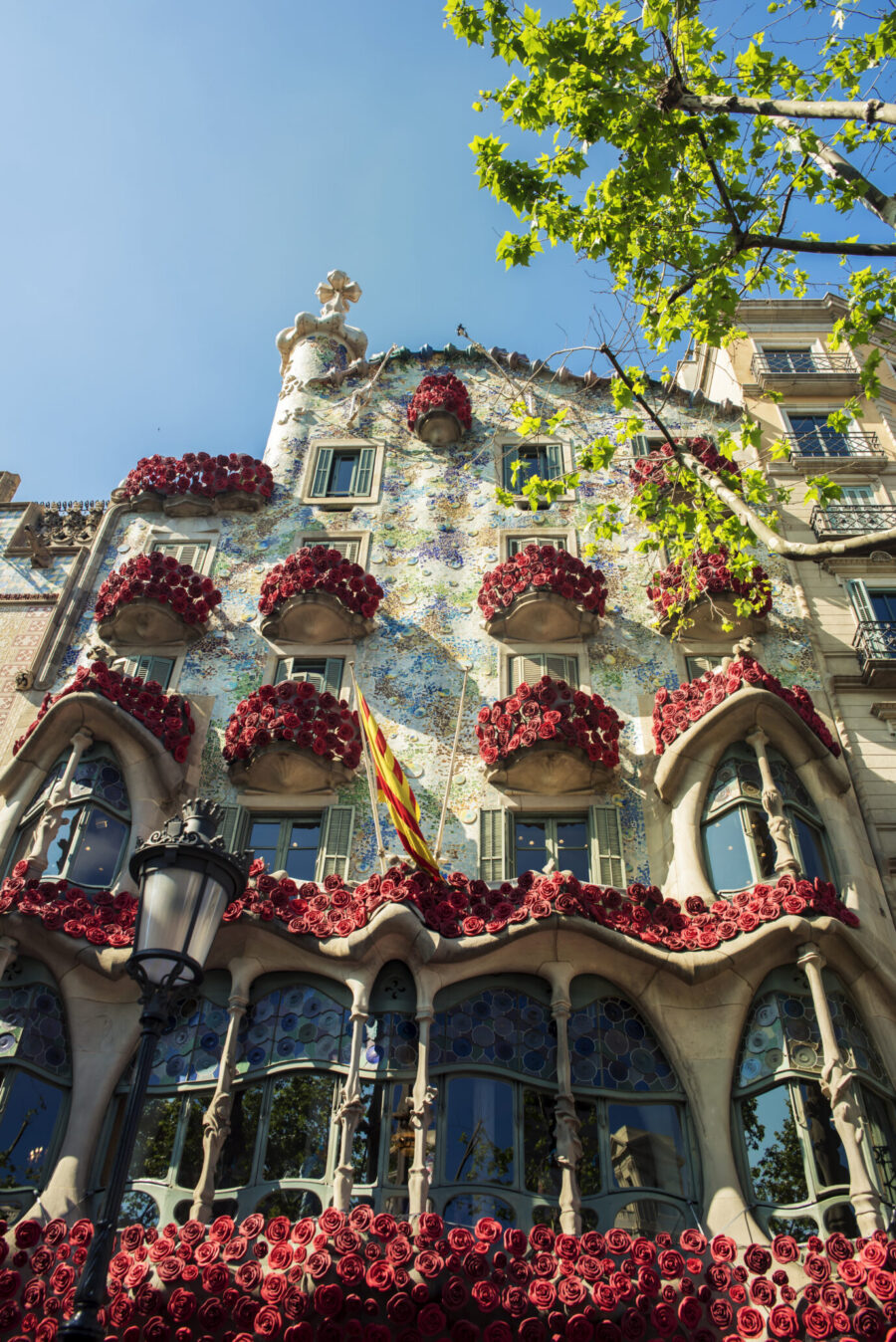 Die mit Mosaiken beschmückte Fassade des von Gaudí entworfenen Casa Batllo in Barcelona. Foto: Die mit Mosaiken beschmückte Fassade des von Gaudí entwickelten Casa Batllo.