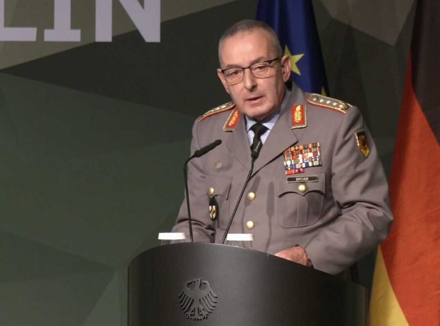 Der Generalinspekteur der Bundeswehr, Carsten Breuer, spricht auf der Tagung in Berlin.