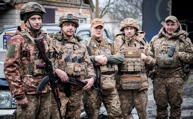 Tim Schramm (M.) trägt noch einmal die Uniform seiner alten Einheit.