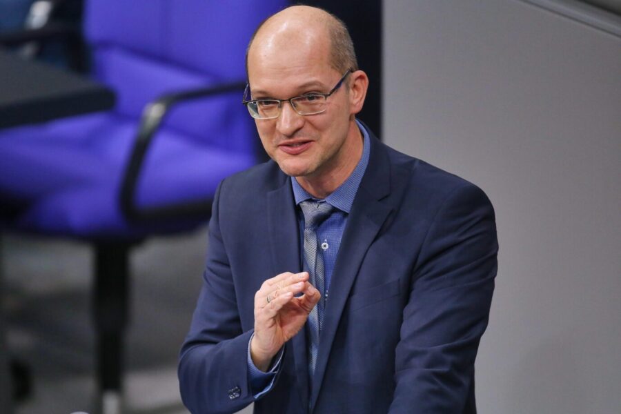 Stefan Möller spricht im Parlament und gestikuliert mit der rechten Hand. Der Thüringer AfD-Co-Vorsitzende kritisierte das Vorgehen der Waffenbehörden nach dem Urteil des Verwaltungsgerichts Gera. Stefan Möller sitzt seit 2025 für die AfD im Deutschen Bundestag: Zuvor war er seit 2014 Abgeordneter im Thüringer Landtag. Foto: picture alliance / dts-Agentur | -
