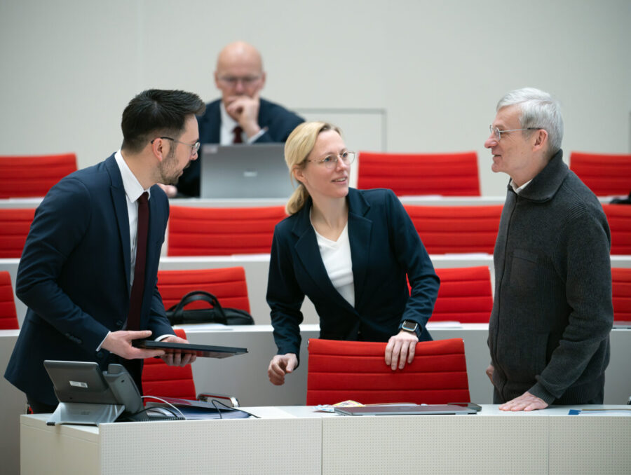 Dennis Hohloch, Lena Kotré und Hans-Christoph Berndt stehen im Plenarsaal des Brandenburger Landtages beieinander und sprechen vor Beginn einer Aktuellen Stunde. Die AfD-Fraktion beantragt einen Stopp der vom Verfassungsschutz betriebenen Fake-Accounts. Dennis Hohloch, Lena Kotré und Hans-Christoph Berndt im Brandenburger Landtag: Die AfD-Fraktion fordert ein Ende der verdeckten Fake-Profile des Verfassungsschutzes. Foto: picture alliance/dpa | Soeren Stache