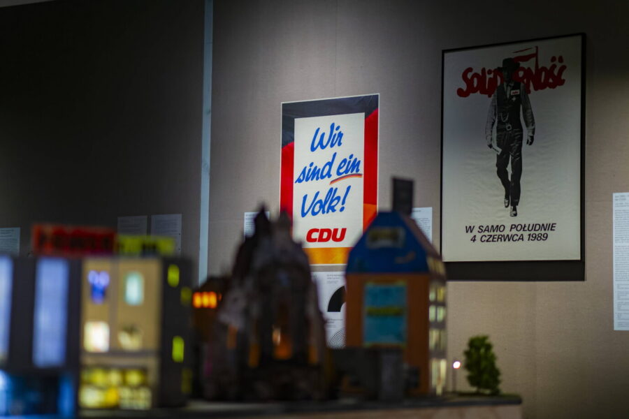 Protestplakat mit „Wir sind das Volk“-Schriftzug und Wahlplakat „High Noon“ von Tomasz Sarnecki (1966–2018) zu den ersten halbfreien Wahlen in Polen am 4. Juni 1989. Foto: IMAGO / Sylvio Dittrich