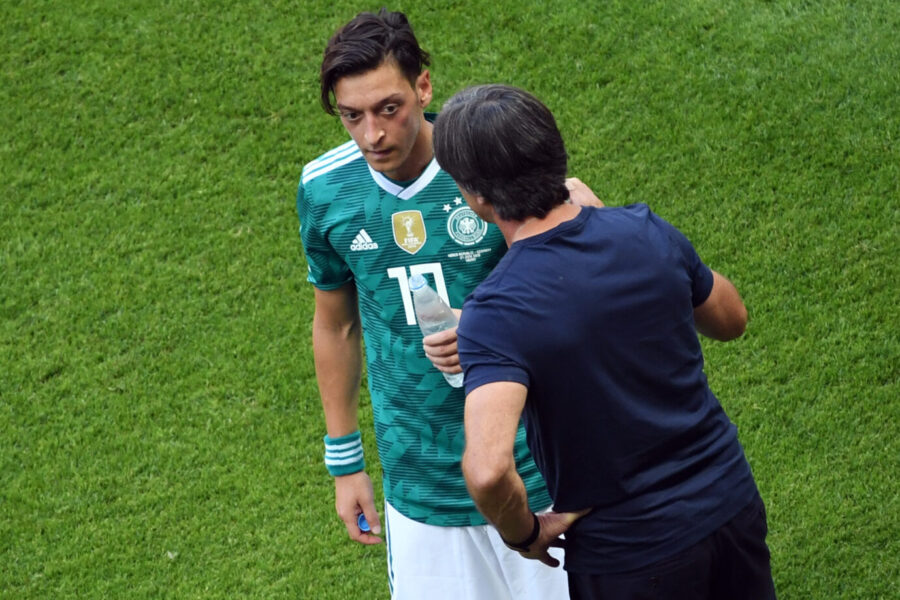 Beim 1:2 gegen Südkorea und dem Vorrunden-Aus: Löw spricht sich mit Merkel-Liebling Özil ab.