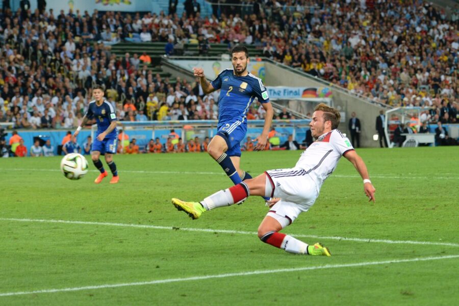Mach ihn! Jaa, er macht ihn. Mario Götze schießt uns 2014 zum WM-Titel gegen Argentinien. Warum? Weil wir vorher 7:1 gewonnen haben.