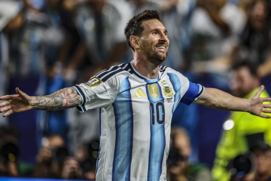 Der Arme: Lionel Messi bejubelt eines seiner drei Tore für Argentinien gegen Algerien, aber Weltmeister wird er nicht.