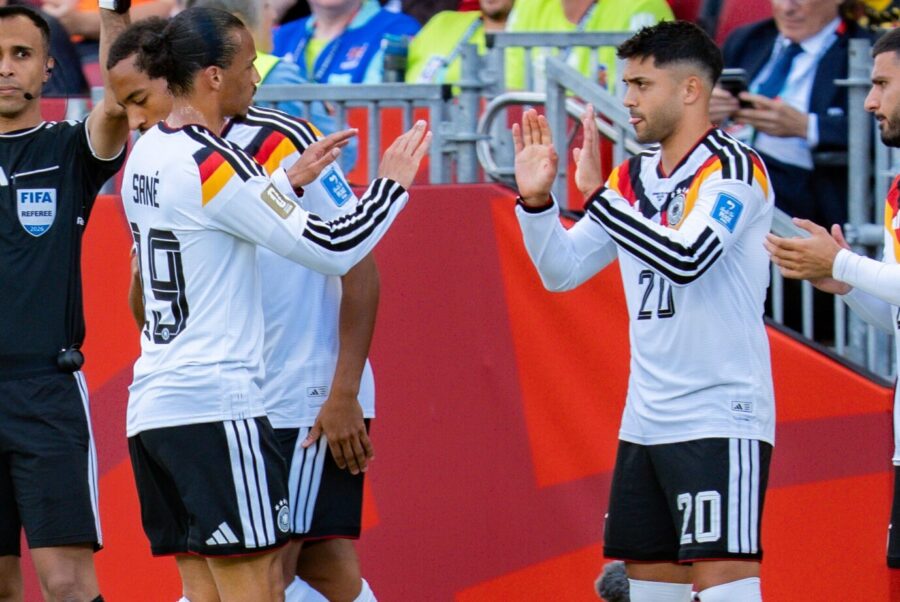 Neue Chance gegen Ecuador? Leroy Sané bei seiner Auswechslung mit Nadiem Amiri.