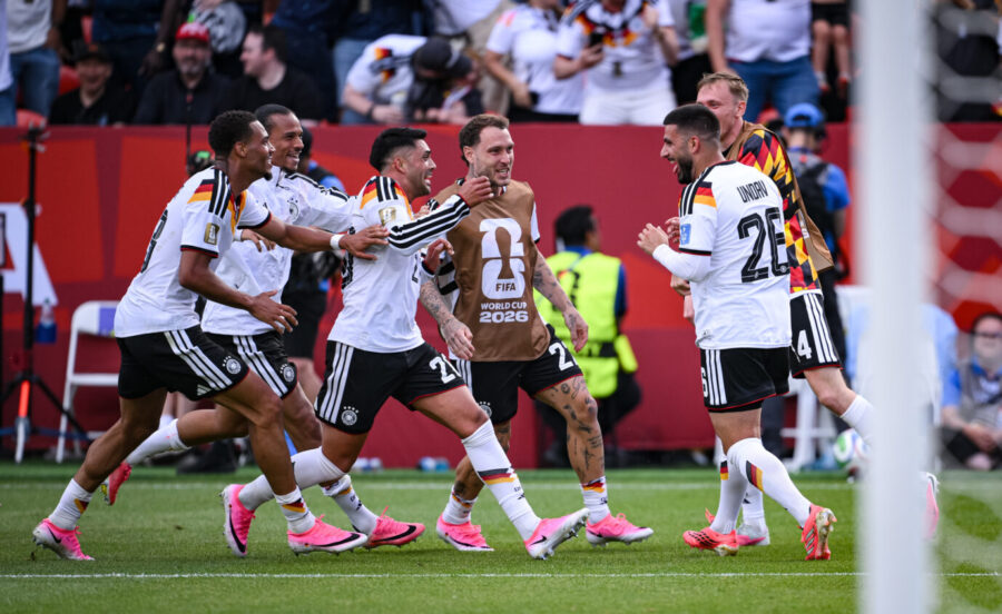 Perfekter Teamgeist - auch gegen Ecuador? Alle jubeln mit Deniz Undav.