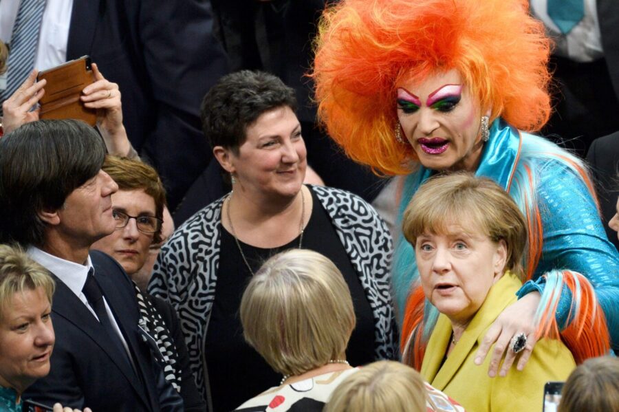 Die Hippie-Republik wählt ihren Präsidenten: Jogi Löw (links) mit Angela Merkel bei der Steinmeier-Inthronisierung.