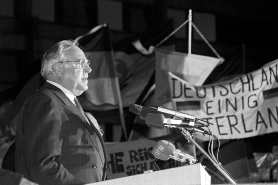 Nicht Chrupalla, sondern Helmut Kohl 1989 bei seiner legendären Rede in Dresden – im Hintergrund ein „Deutschland, einig Vaterland“-Transparent.