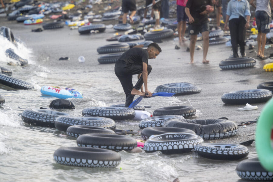 Spuren des Massenansturms vor Ceuta: Schwimmreifen, mit denen die Migranten kommen.