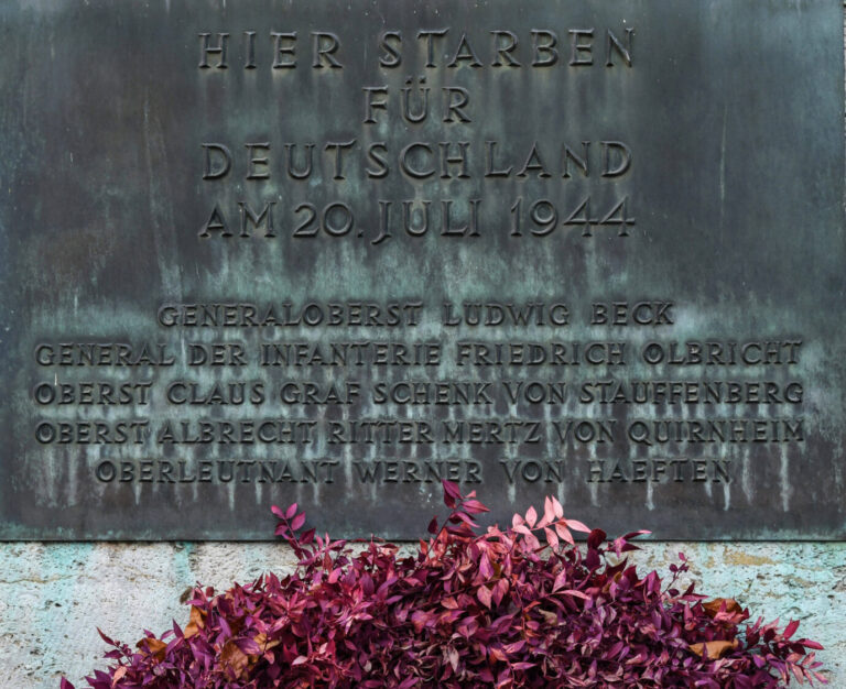 Gedenktafel in der Berliner „Gedenkstätte Deutscher Widerstand“: An dieser Stelle starb Werner von Haeften in der Nacht des 20. Juli 1944 an der Seite Graf Stauffenbergs. Foto: IMAGO / Winfried Rothermel