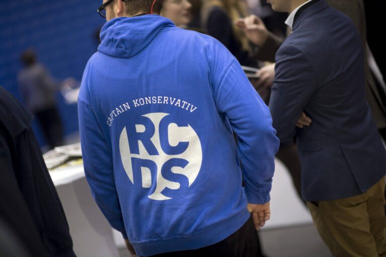 Matthias Bullmann ist Aktivist des RCDS, CDU-Parteitag DEU, Deutschland, Germany, Hamburg, 07.12.2018 Delegierten am Stand vom RCDS, Ring Christlich-Demokratischer Studenten, der Studentenvereinigung der CDU, auf der Messe auf dem 31. Parteitag der CDU unter dem Motto Zusammenfuehren Und Zusammen Fuehren fuer Deutschland in in Hamburg. Stall of the RCDS, the student organisation of the CDU, during a party congress of the German Christian Democrats CDU on December 7, 2018 in Hamburg, Germany Foto: IMAGO / IPON