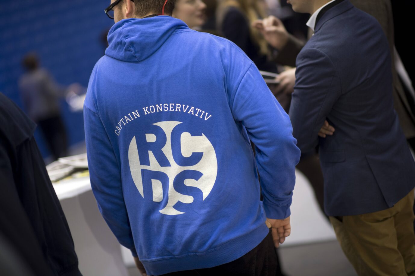 Matthias Bullmann ist Aktivist des RCDS, CDU-Parteitag DEU, Deutschland, Germany, Hamburg, 07.12.2018 Delegierten am Stand vom RCDS, Ring Christlich-Demokratischer Studenten, der Studentenvereinigung der CDU, auf der Messe auf dem 31. Parteitag der CDU unter dem Motto Zusammenfuehren Und Zusammen Fuehren fuer Deutschland in in Hamburg. Stall of the RCDS, the student organisation of the CDU, during a party congress of the German Christian Democrats CDU on December 7, 2018 in Hamburg, Germany Foto: IMAGO / IPON