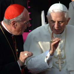 Kardinal Joachim Meisner im Gespräch mit dem damaligen Papst Benedikt XVI. (2005): Ein direkter Draht nach Rom Foto: picture-alliance/ dpa/dpaweb 