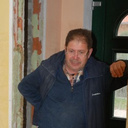 Georg Scheßl in seinem zerstörten Heim: Renovieren lohnt sich nicht mehr Foto: JF