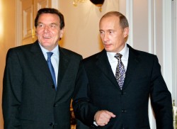 Der damalige Bundeskanzler Gerhard Schröder mit Präsident Wladimir Putin (2005): Weder hier noch dort lupenreine Demokraten Foto: picture alliance / AP Photo