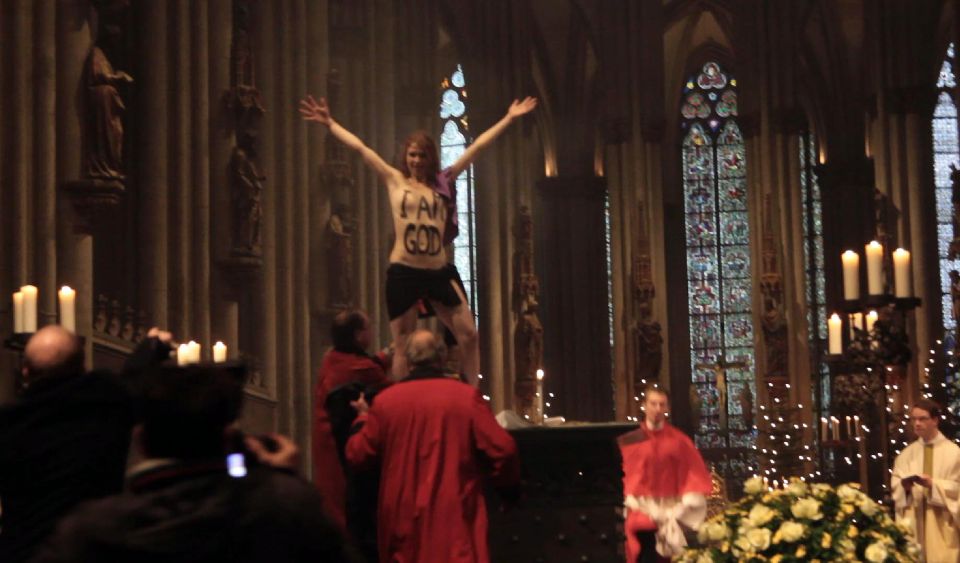Femen-Mitglied entweiht Altar im Kölner Dom