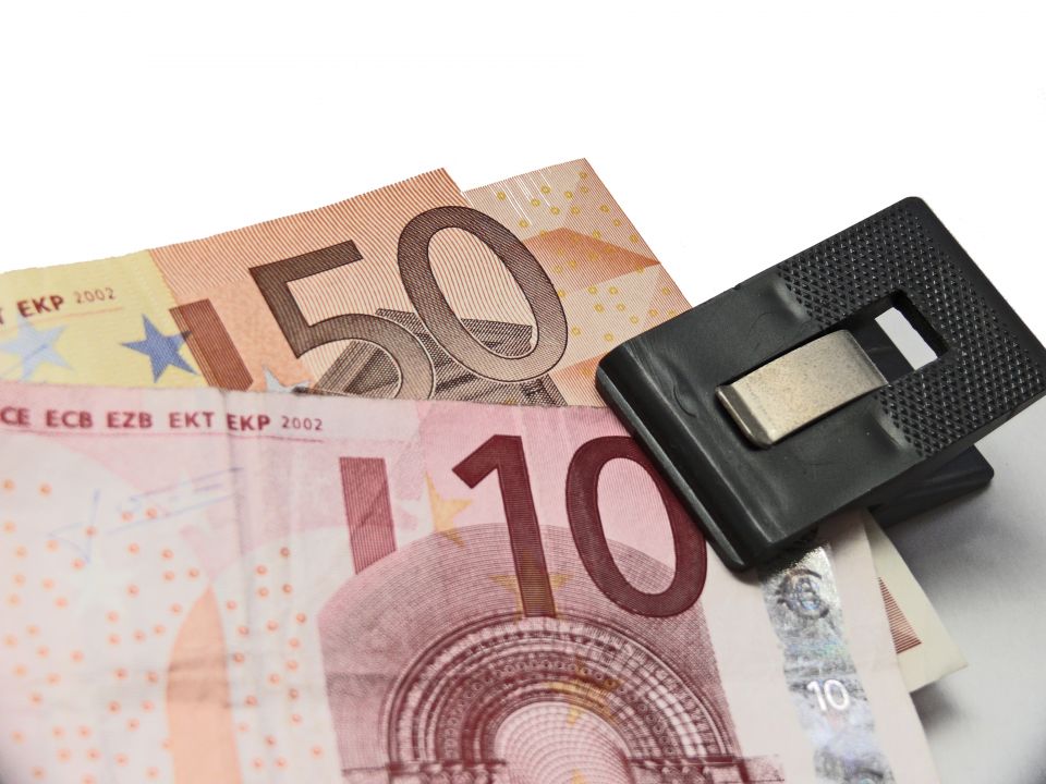 Euro-Banknoten mit Klammer