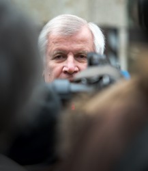 CSU-Chef Horst Seehofer vor Journalisten: Eine CSU ohne Führung Foto: picture alliance / dpa