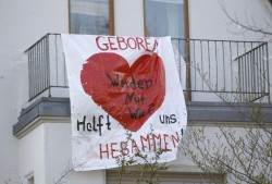 Protest an einer Hebammenpraxis: Hausgeburten werden unmöglich Foto: picture alliance / dpa 