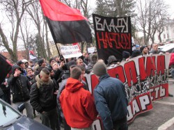 Rund zweihundert ukrainische Linksextremisten marschieren vor die Oblast-Regionalverwaltung: „Bekenntnis zur Nation“ Foto: Billy Six